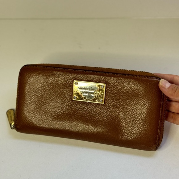 Michael Kors Handbags - Michael Kors Jet Set Wallet, Large Light Tan Brown Zip Around Inside Pockets